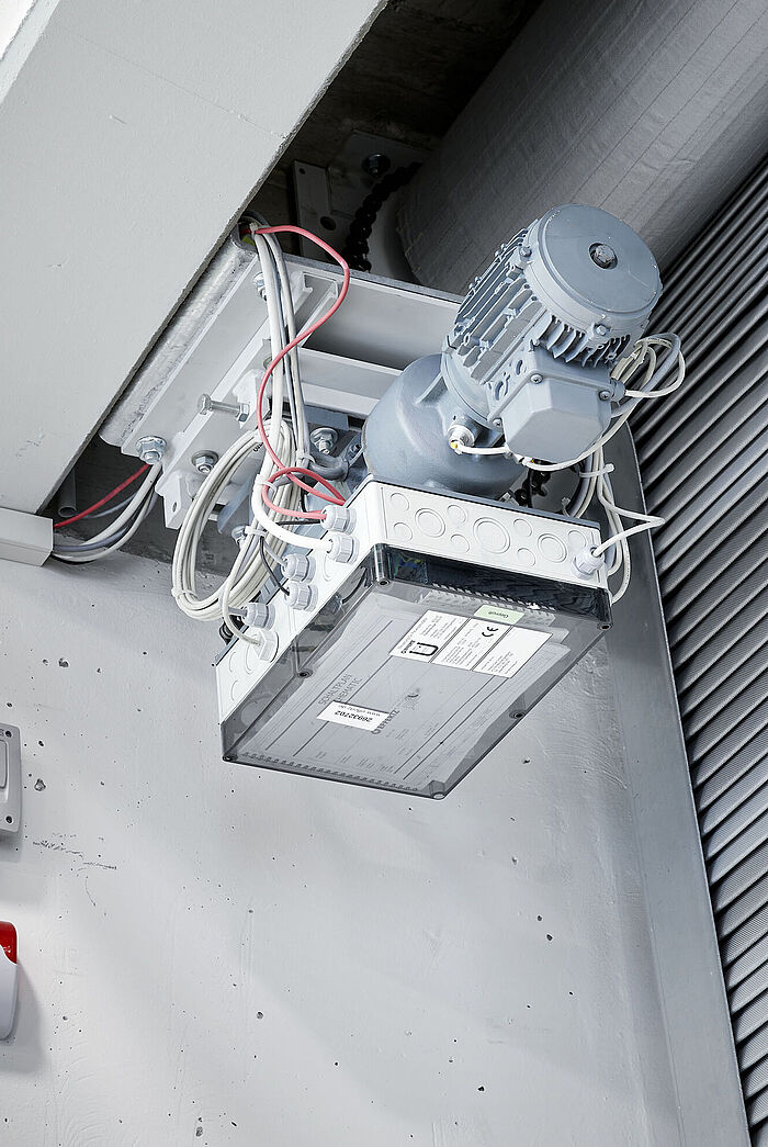 Der elektrische Motor des Wolfisberg Brandschutz-Vorhang des Typ wBS I3 im Bahnhof Andermatt