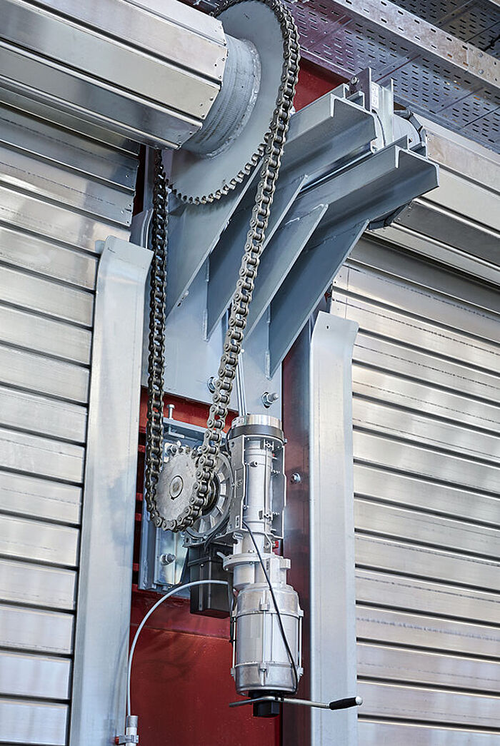 Nahaufnahme des indirekten Rolltor-Antriebs der Industrierolltore verbaut beim REAL Recyclingcenter Emmenbrücke
