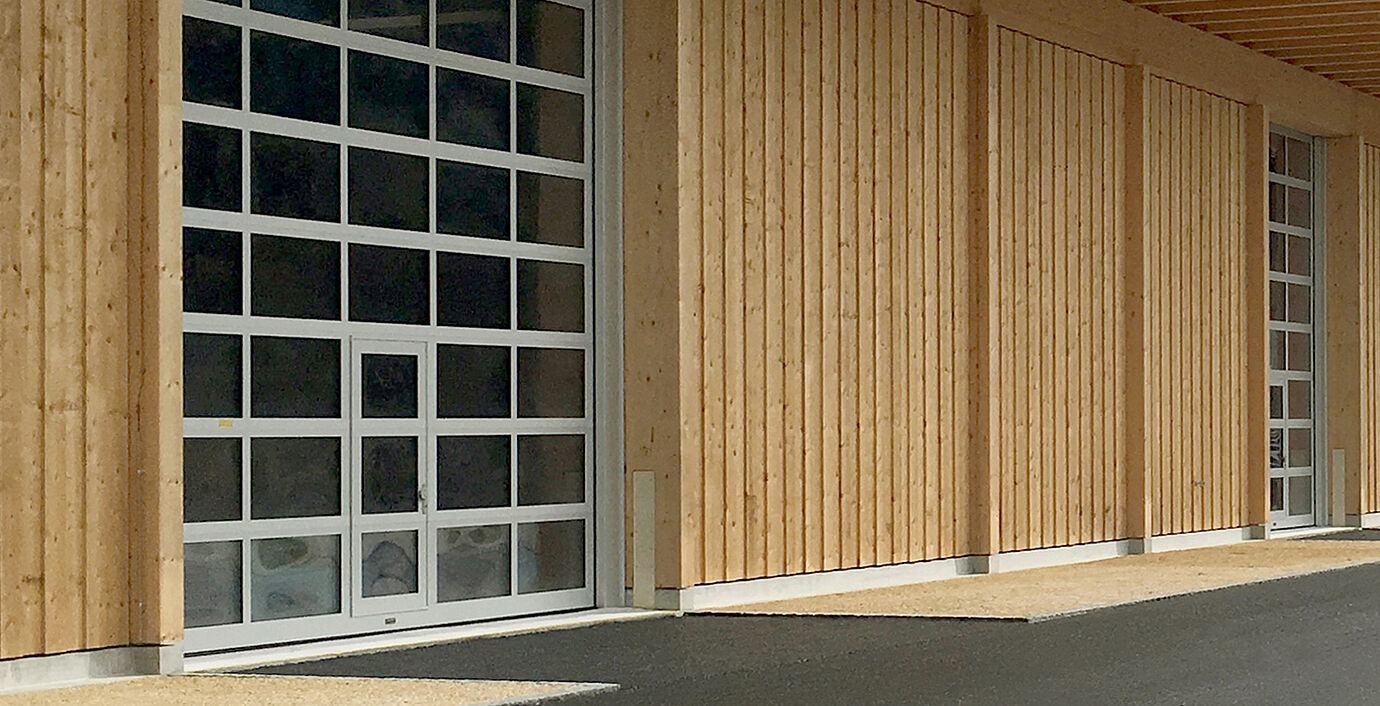 Der Werkhof und Stützpunkt N16 mit zwei verglasten Rahmen-Sprossen-Sektionaltoren vom Typ wST 820