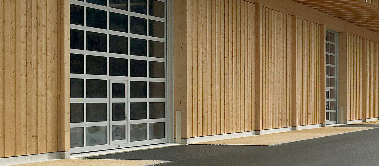 Der Werkhof und Stützpunkt N16 mit zwei verglasten Rahmen-Sprossen-Sektionaltoren vom Typ wST 820