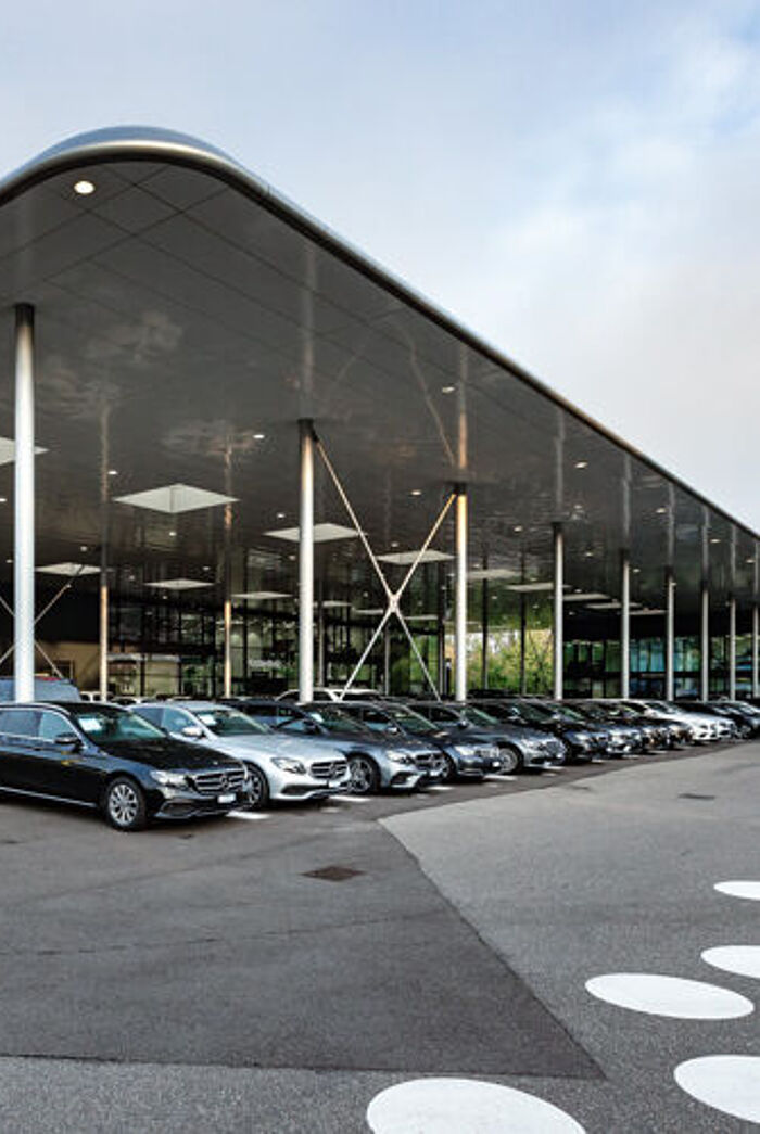 Der Neubau des PW Centers Pratteln mit diversen ausgestellten Mercedes-Benz Autos unter einem grossen Vordach