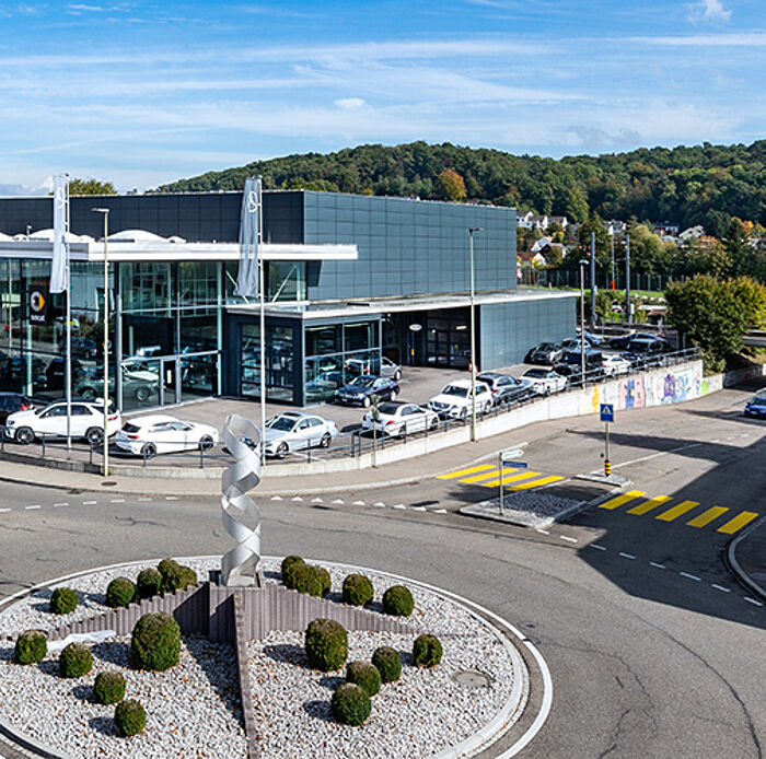 Der Neubau des PW Centers in Pratteln als moderne Mercedes-Benz Autogarage mit grosser Glasfront und einem Kreise davor