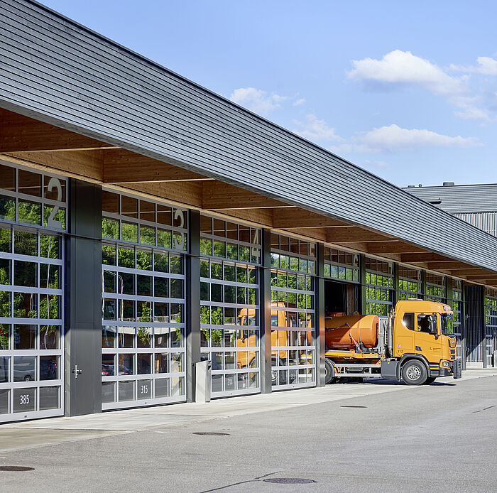 Beim Autobahn Werkhof in Bern wurden Sektonaltore mit 2-fach-VSG-Spezial-Isolierverglasung mit Wärmedämmung von Wolfisberg Tor-Technik verbaut.