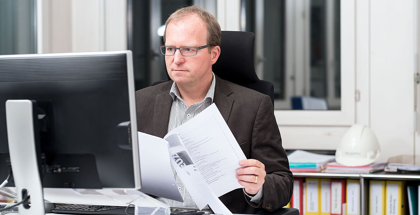 Boris Camenzind, Abteilungsleiter Prävention bei der Gebäudeversicherung Luzern am durchlesen eines Versicherungsdokuments