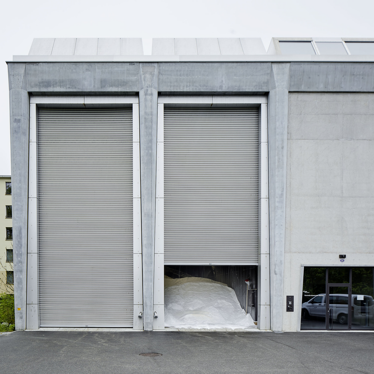 Aussenansicht der beiden Industrierolltore wRT 100 in Edelstahl beim Salzlager Waldau