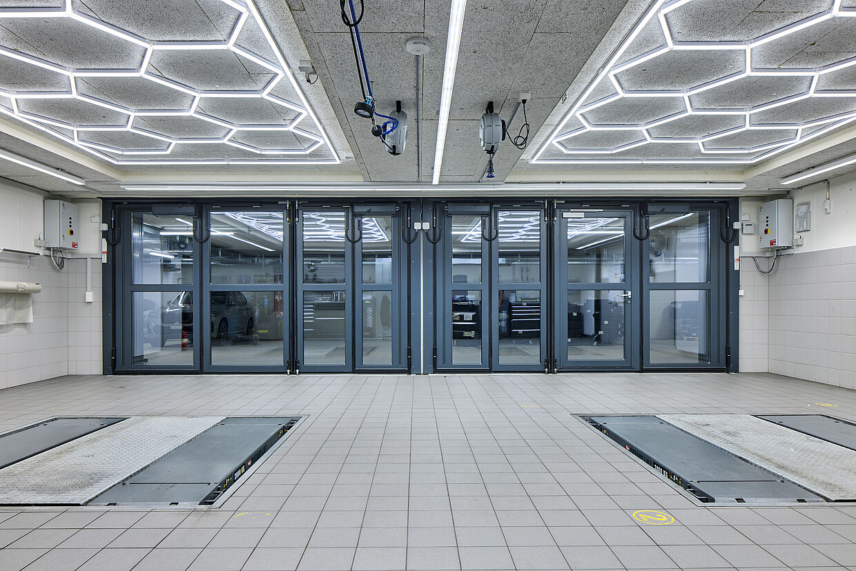 Das Falltor 63 vollverglast mit Antrieb, thermisch getrennt von Wolfisberg Tor-Technik AG.