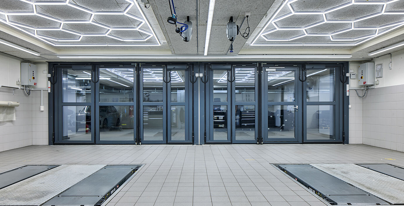 Das automatisiertes Falltor 63 von Wolfisberg Tor-Technik AG ist vollverglast und mit dem Brandschutzvorhang kombiniert.