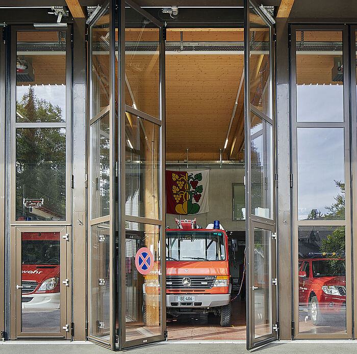 Ein geöffnetes vollverglastes 4-flügliges Industrie-Falttor bei der Feuerwehr Hilterfingen-Hünibach 