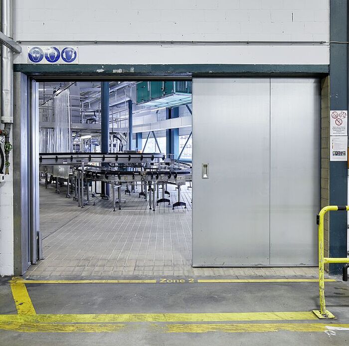 Ein Brandschutz-Schiebetor in Ausführung EI30 in der Produktionshalle von VALSER