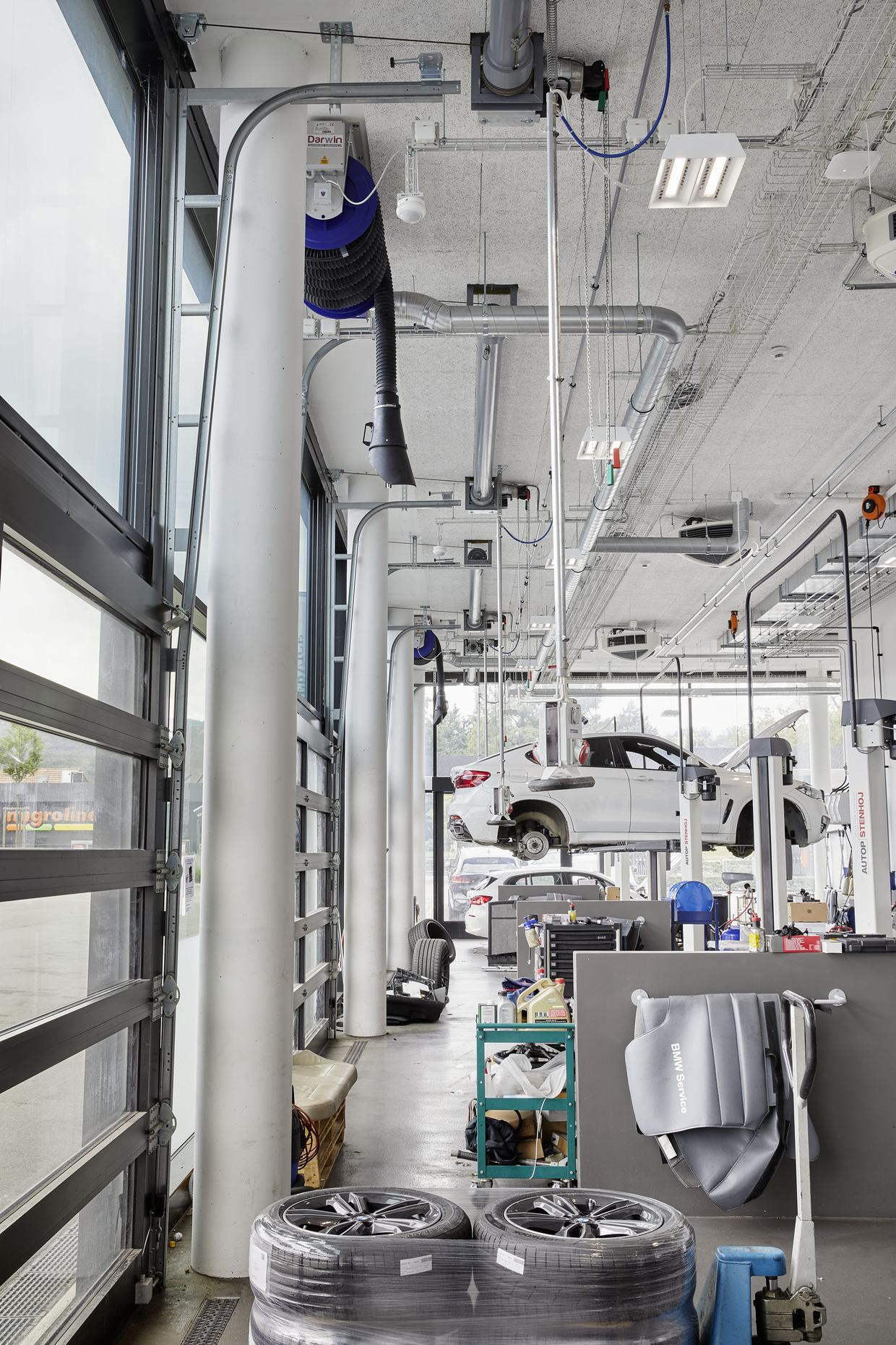Die Innenansicht von 2 Wolfisberg Sektionaltoren vom Typ wST 820 in einer Autogarage