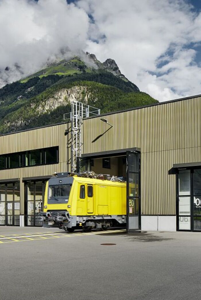 Werkstatt-Garage des EIZ mit Falttoren vom Typ wFT 62 von Wolfisberg
