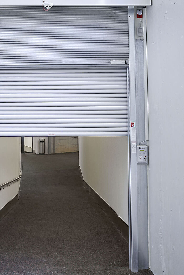 Ders Brandschutz-Vorhang EI30 im Aussenbereich des Bahnhof Andermatt