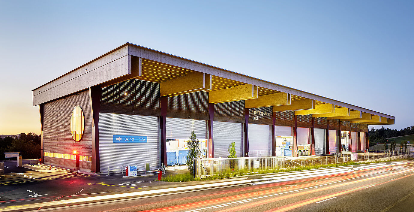 Frontansicht des REAL Recyclingcenter Emmenbrücke mit 10 Industrierolltoren vom Typ wRT 100