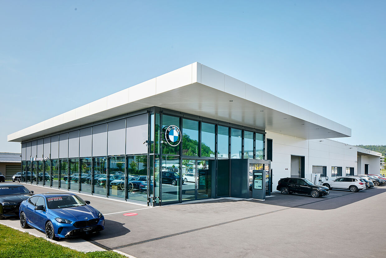 Aussenansicht der Garage Felix Emmenegger AG, in welcher 19 Wolfisberg Industrietore verbaut wurden.