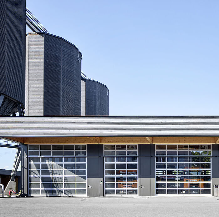 Aussenansicht der Rahmsprossen Sektonaltore von Wolfisberg Tor-Technik beim Autobahn Werkhof in Bern.