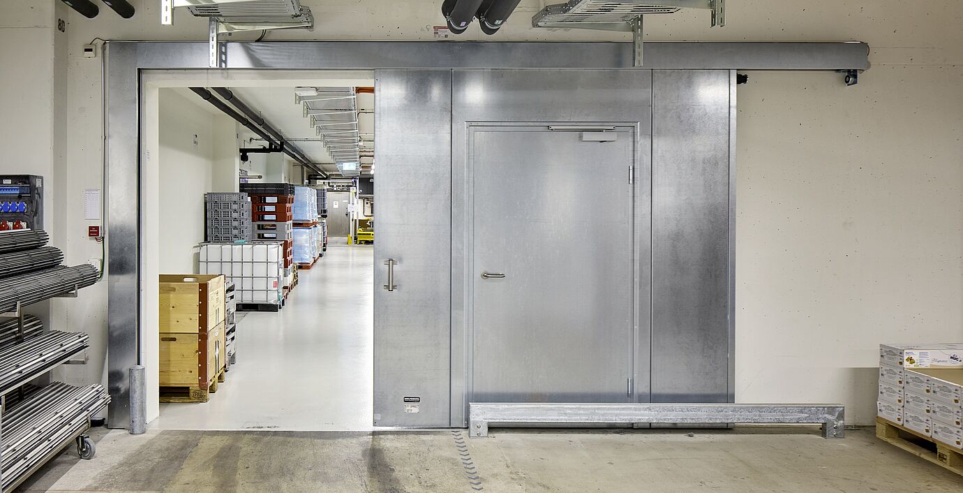 Das Brandschutztor von Wolfisberg Tor-Technik bieten die maximale Sicherheit im Brandfall bei der Hug AG in Malters.