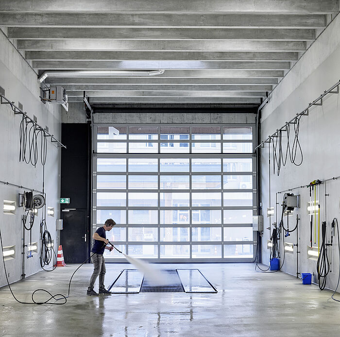 Waschstrasse mit Sicht auf Sektionaltor von Wolfisberg Tor-Technik vom Autobahn Werkhof in Bern.