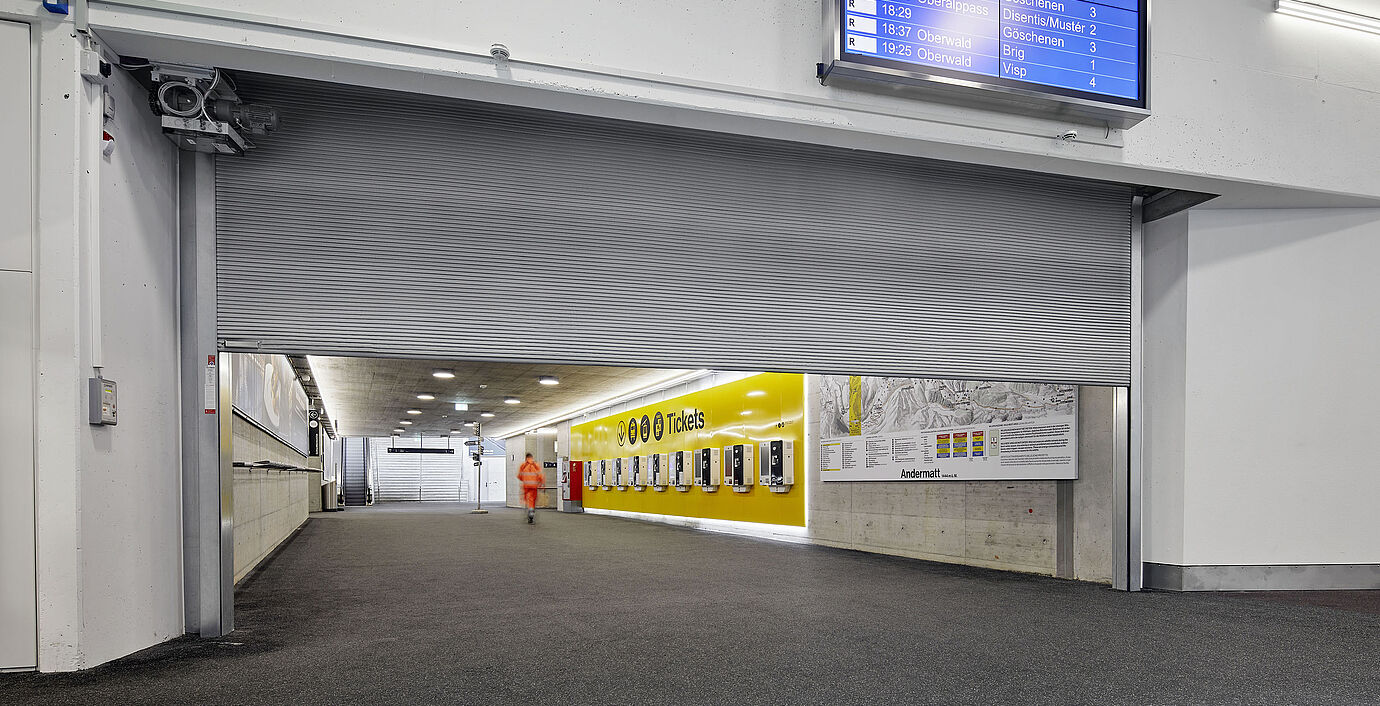 Ein sehr breites Brandschutztor von Wolfisberg im Untergeschoss des Bahnhofs Andermatt
