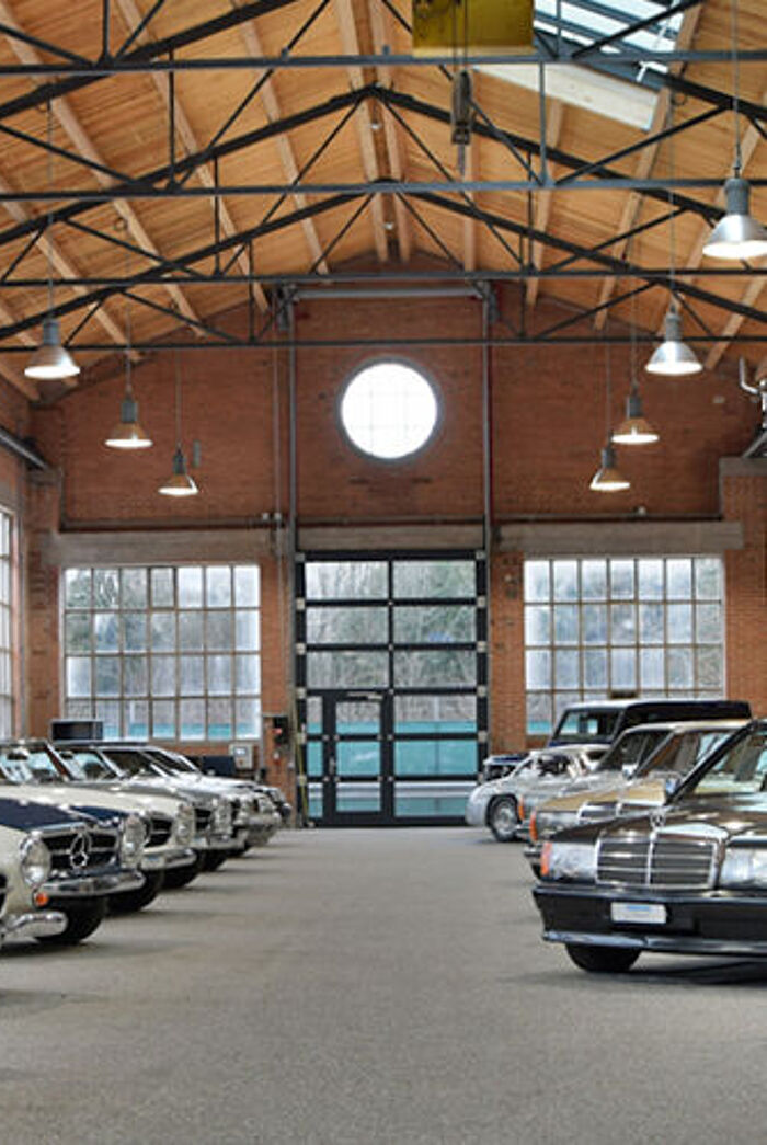 Das PW Center in Pratteln als neustes Autohaus der Kestenholz Gruppe mit verschiedenen Mercedes Oldtimern